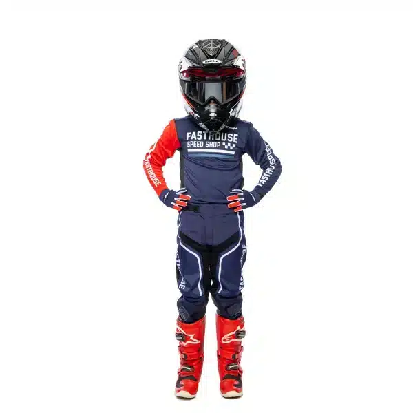 מכנס Fasthouse Youth Grindhouse Hudson Pant מבט קדמי מבט צד על פאנלים גמישים וגזרה ארגונומית תקריב על חיזוקי העור באזור הברכיים עיצוב Hudson עם לוגו Fasthouse על המותן