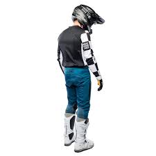 חולצת Fasthouse Sanguaro Gibson LS Jersey מבט קדמי מבט אחורי על גרפיקת Gibson הקלאסית תקריב על בד Micro Mesh נושם ותפרים שטוחים לוגו Fasthouse על החזה בעיצוב Sanguaro