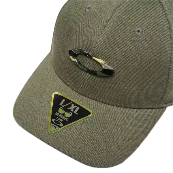 כובע Oakley Tincan Cap Tiger Mountain Camo מבט קדמי תקריב על לוגו Ellipse מתכתי בעיצוב הסוואה מבט צד על מבנה 6 הפאנלים והדפס הקאמו מבט אחורי על הכובע עם גזרת Stretch Fit