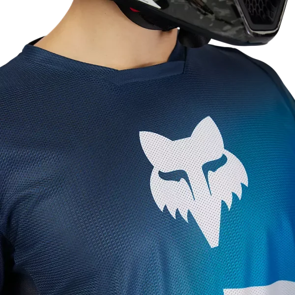 חולצת רכיבה פוקס כחול כהה – FOX 180 Air Haze Jersey תקריב לוגו