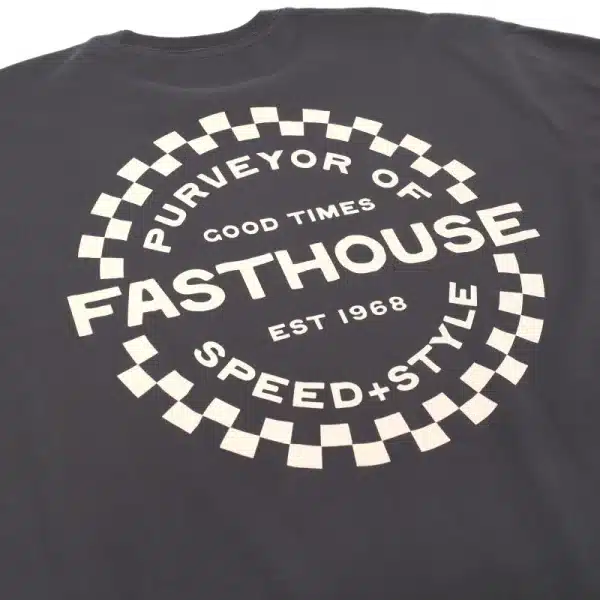 תקריב הדפס אחורי בחולצת Fasthouse Anchor