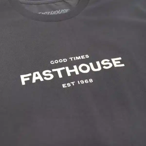 תקריב הדפס קדמי בחולצת Fasthouse Anchor
