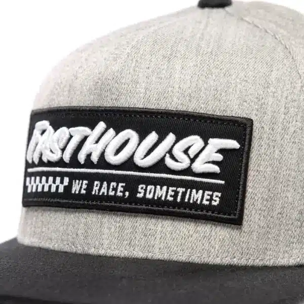 תקריב טלאי רקום בכובע Fasthouse Emblem אפור