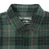 תקריב צווארון ותווית מיתוג בחולצת פלאנל Fasthouse Saturday Night Special ירוק שחור